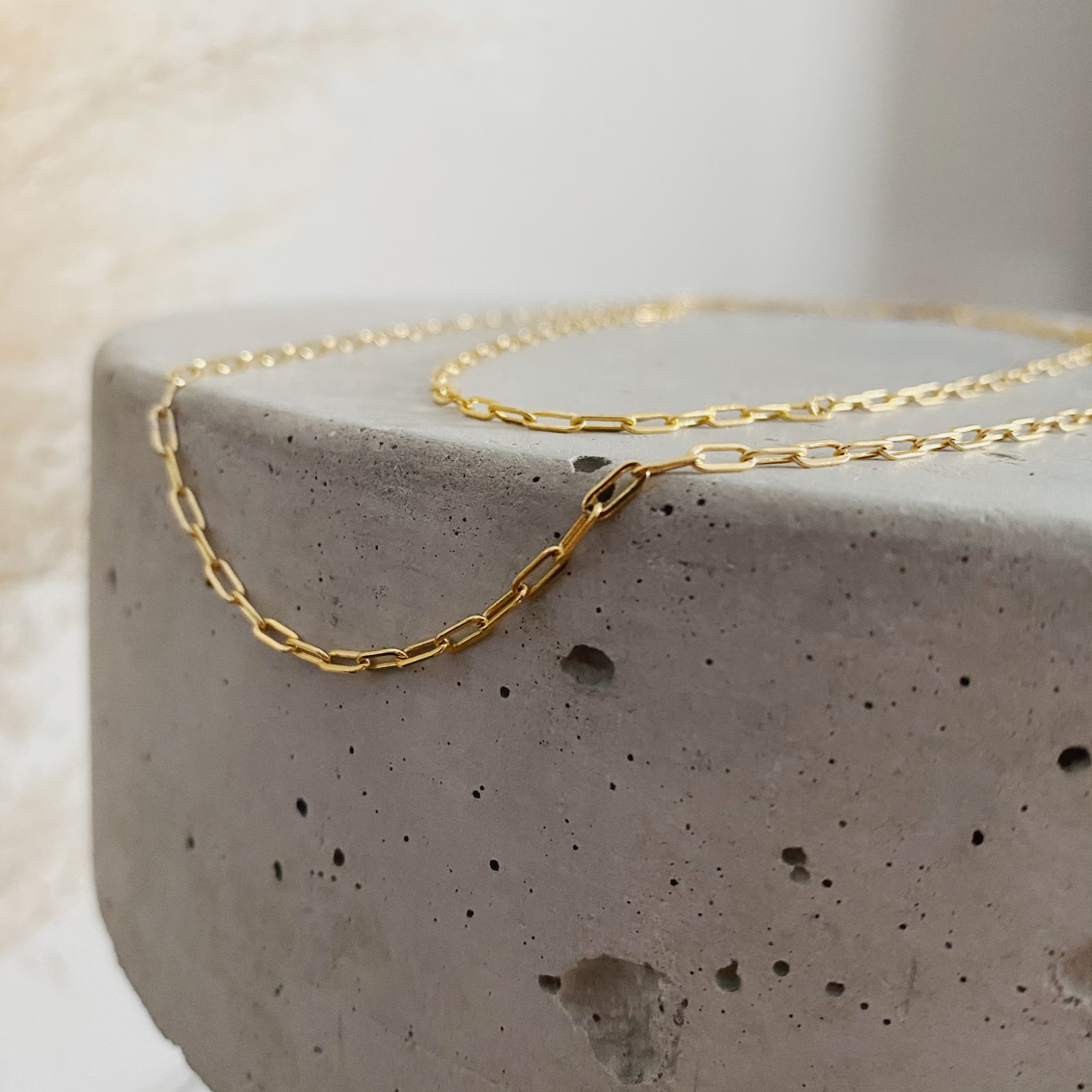 Collar dorado con detalle de perla - Raúl & Sara Madrid