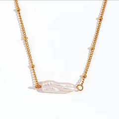 Collar dorado con colgante rectangular - Raúl & Sara Madrid