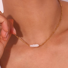 Collar dorado con colgante rectangular - Raúl & Sara Madrid