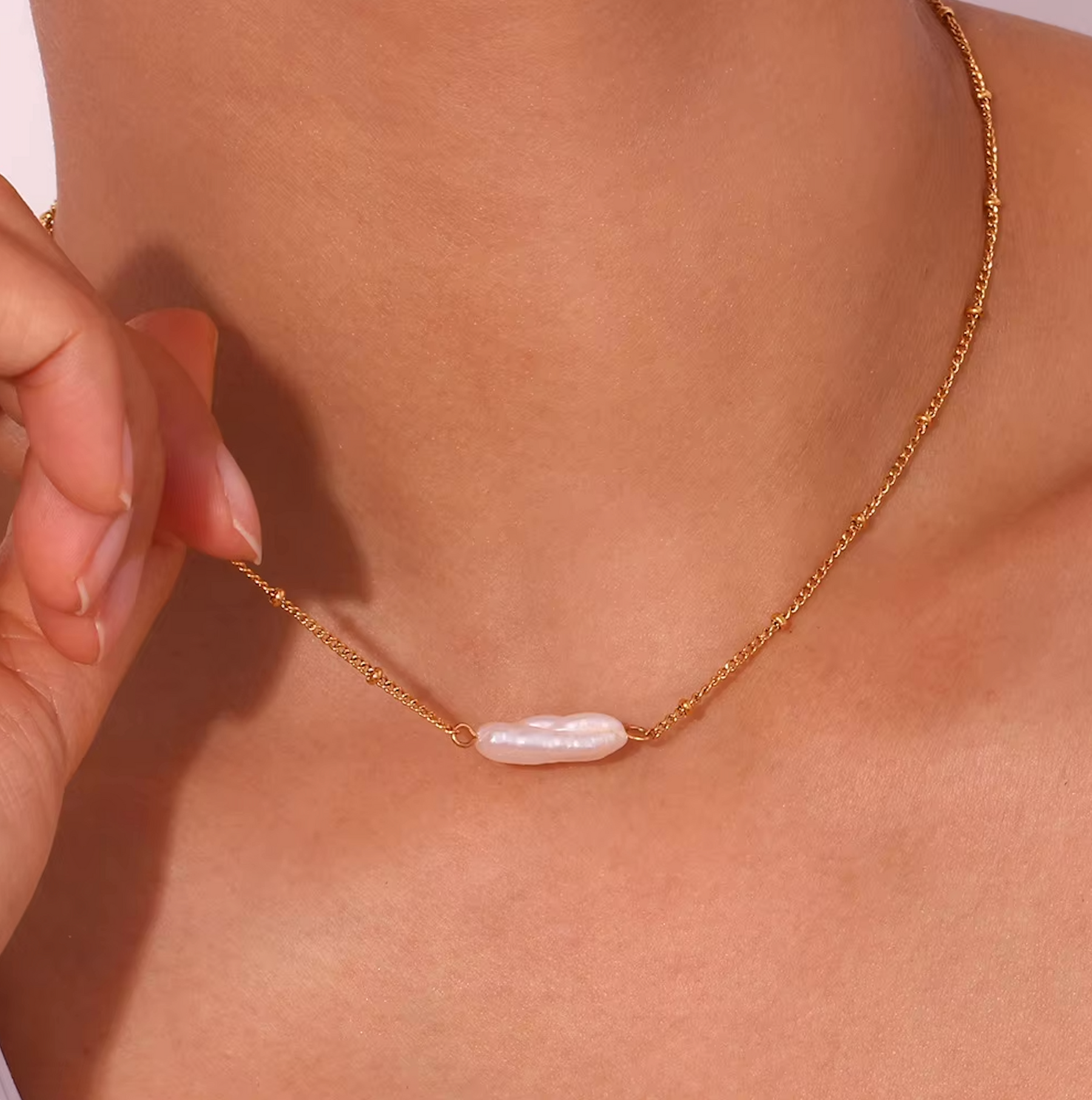 Collar dorado con colgante rectangular - Raúl & Sara Madrid