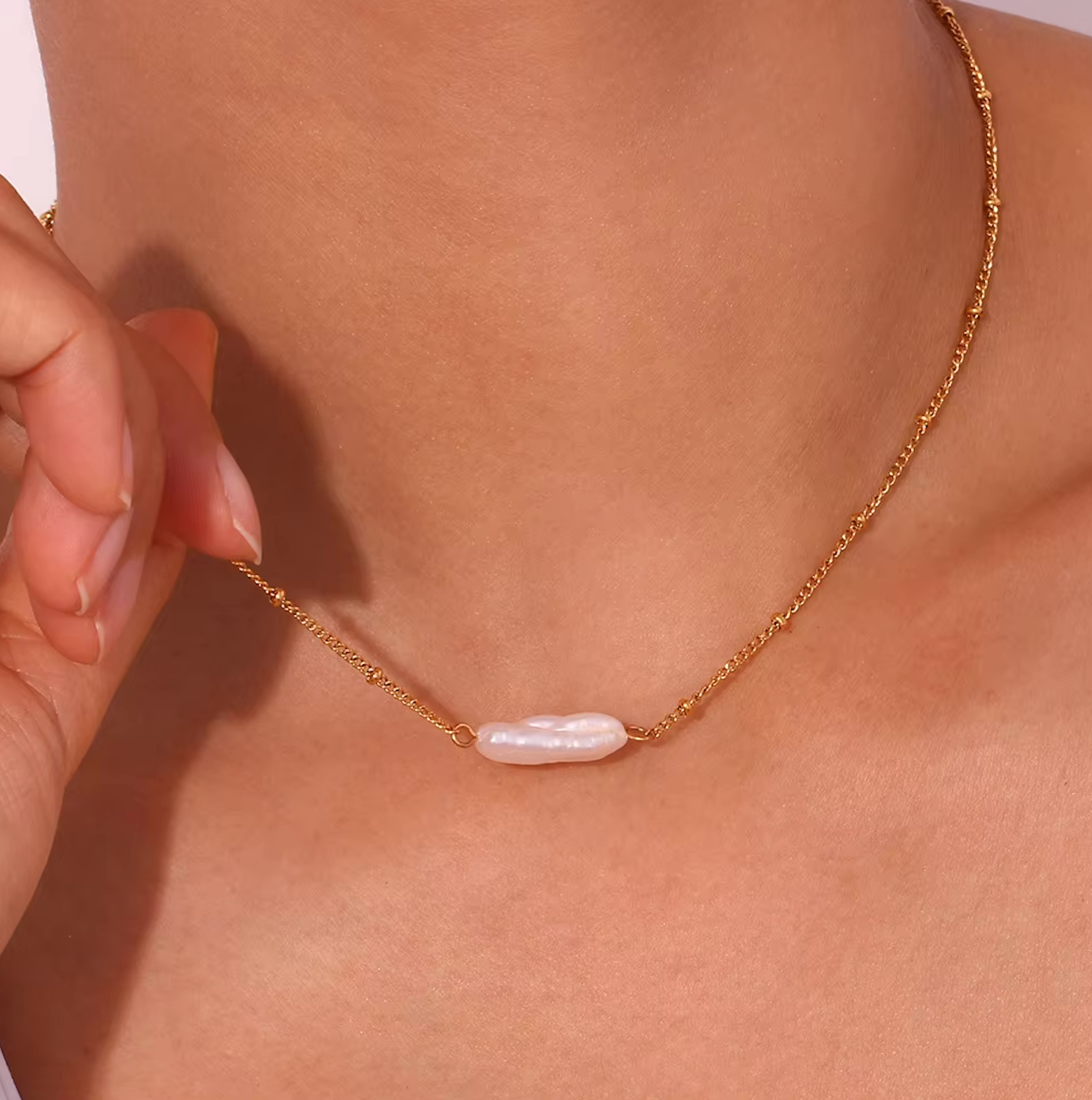 Collar dorado con colgante rectangular - Raúl & Sara Madrid