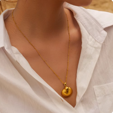 Annika – Collar dorado con colgante circular