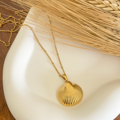Collar dorado con colgante circular - Raúl & Sara Madrid