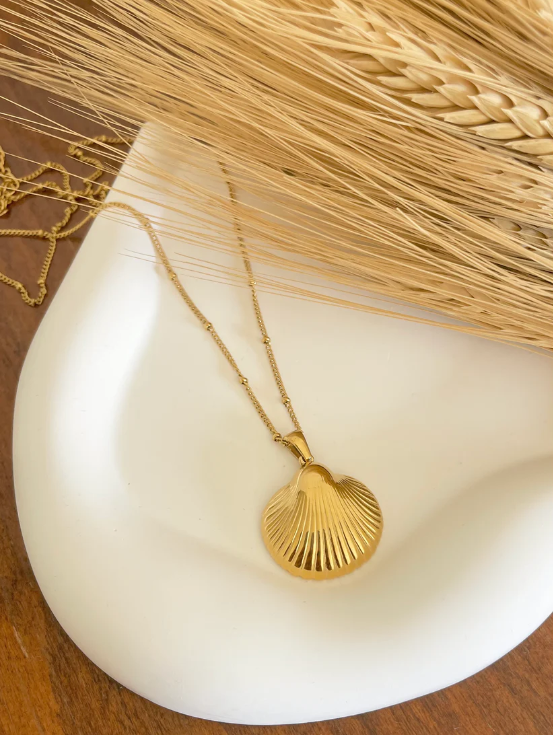 Annika – Collar dorado con colgante circular