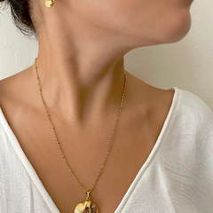 Collar dorado con colgante circular - Raúl & Sara Madrid