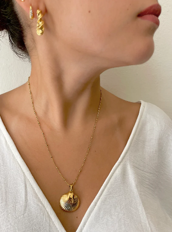 Annika – Collar dorado con colgante circular