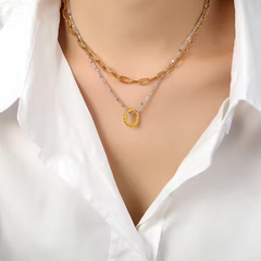 Collar dorado de doble capa con colgante - Raúl & Sara Madrid