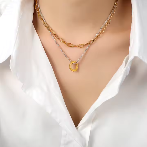 Collar dorado de doble capa con colgante - Raúl & Sara Madrid