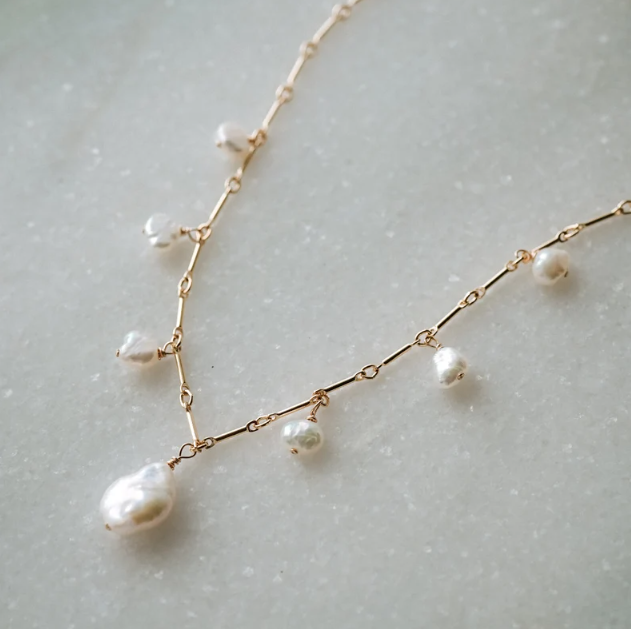 Greta – Collar dorado adornado con delicadas perlas