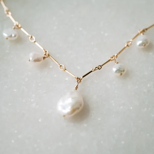 Greta – Collar dorado adornado con delicadas perlas