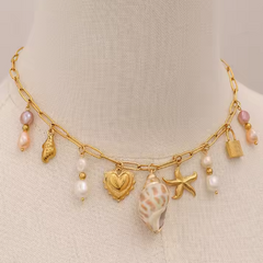 Collar dorado con pequeños colgantes - Raúl & Sara Madrid