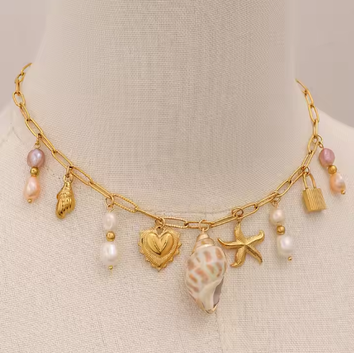 Collar dorado con pequeños colgantes - Raúl & Sara Madrid
