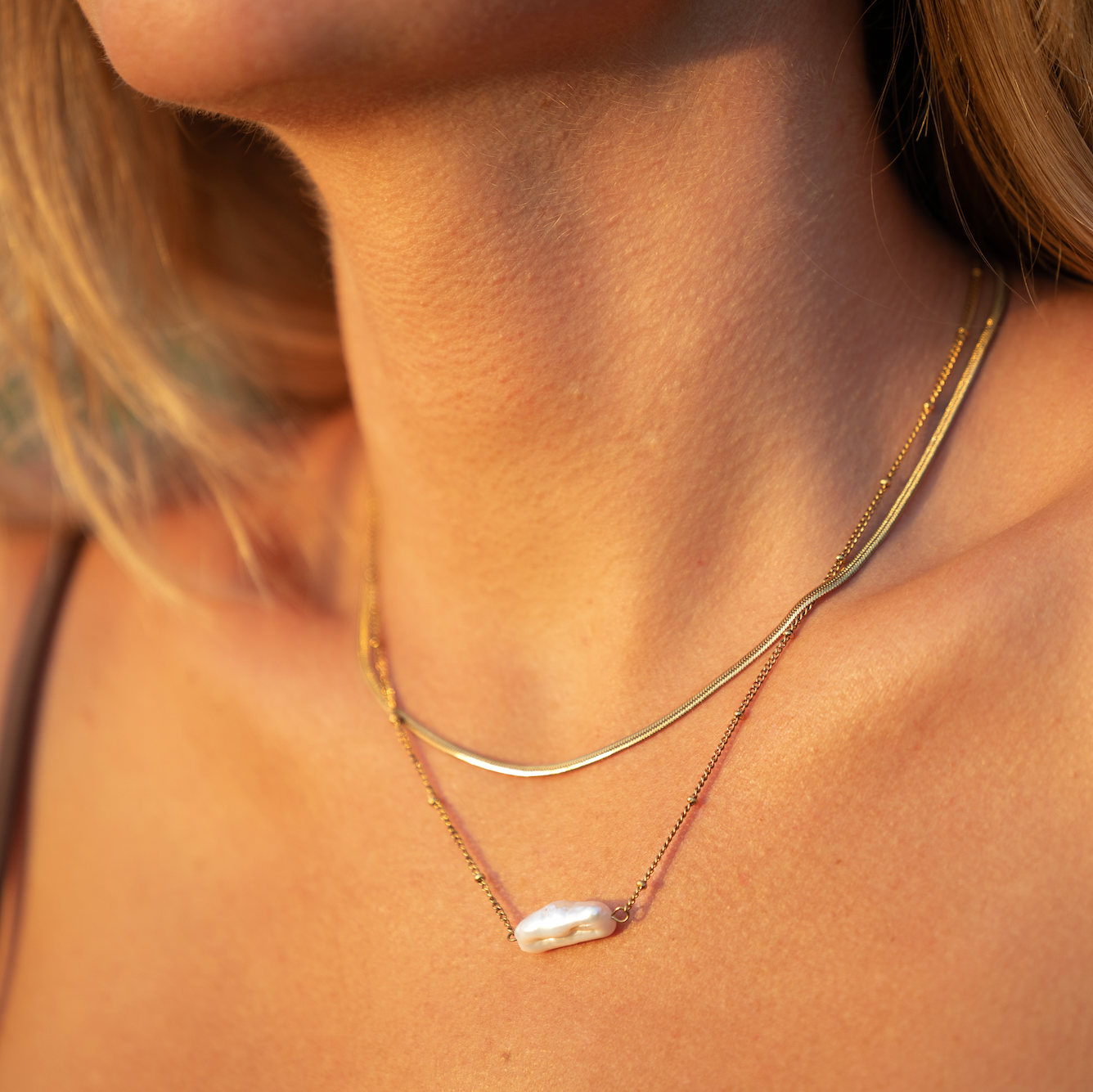 Collar dorado con colgante rectangular - Raúl & Sara Madrid