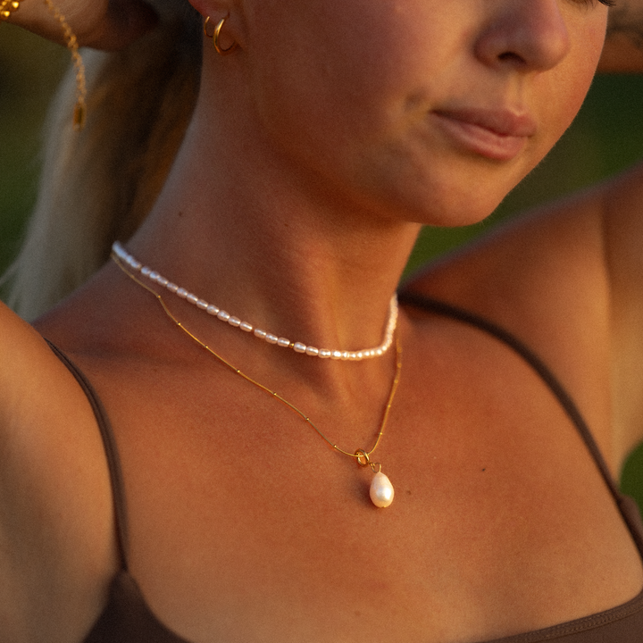 Pavlina – Collar dorado con colgante de perla elegante