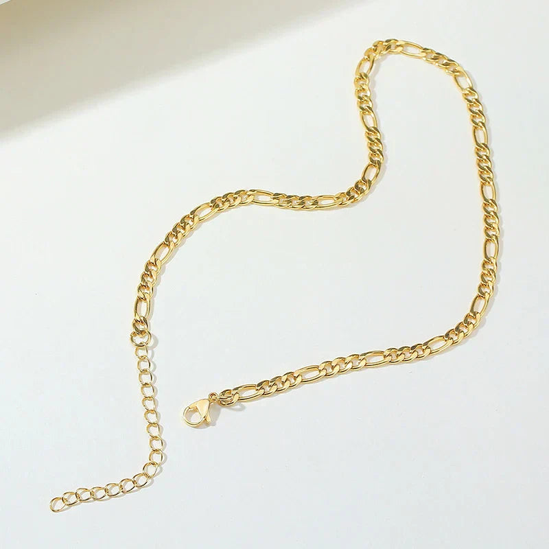 Valerie – Collar dorado de diseño minimalista con eslabones