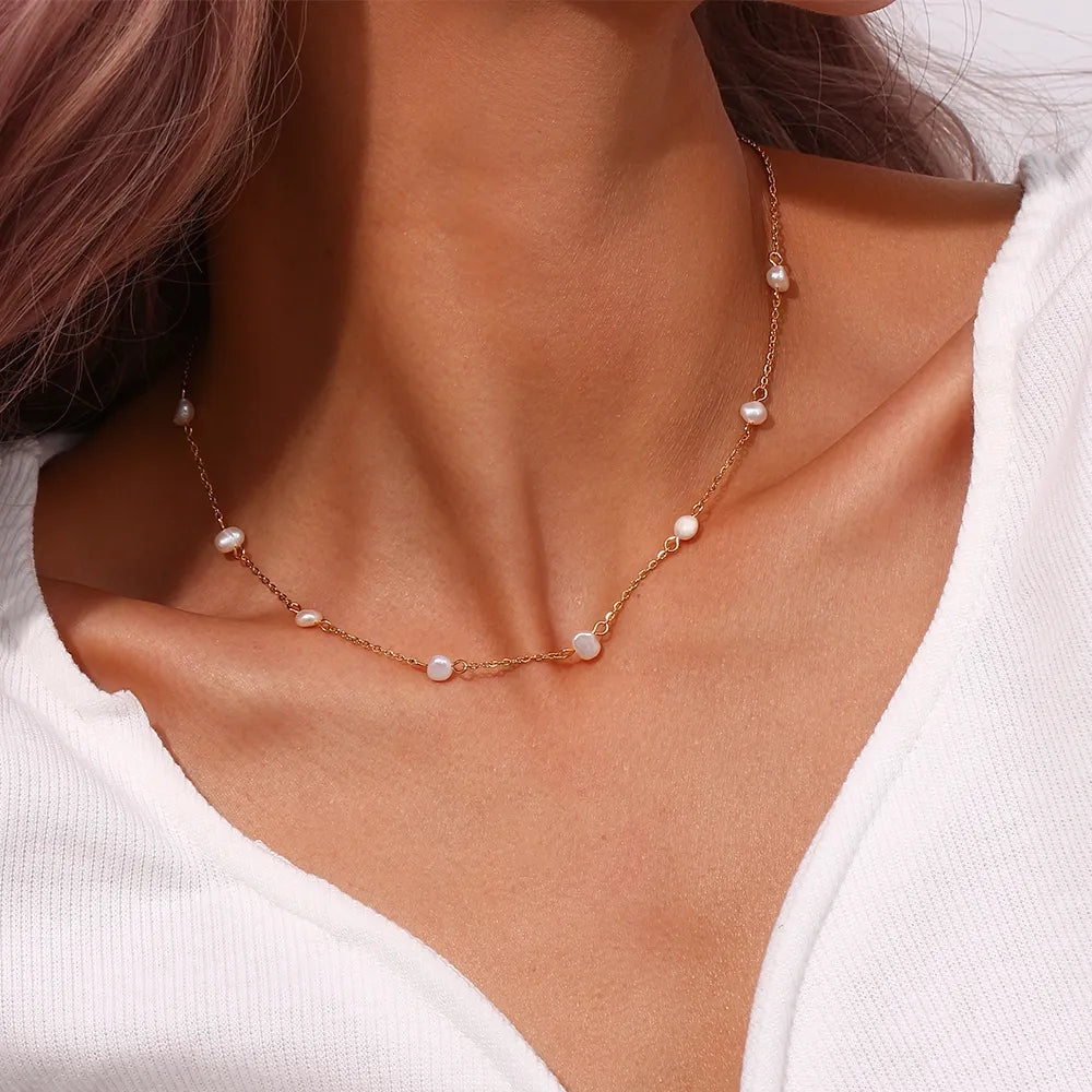 Greta – Collar dorado con sutiles puntos