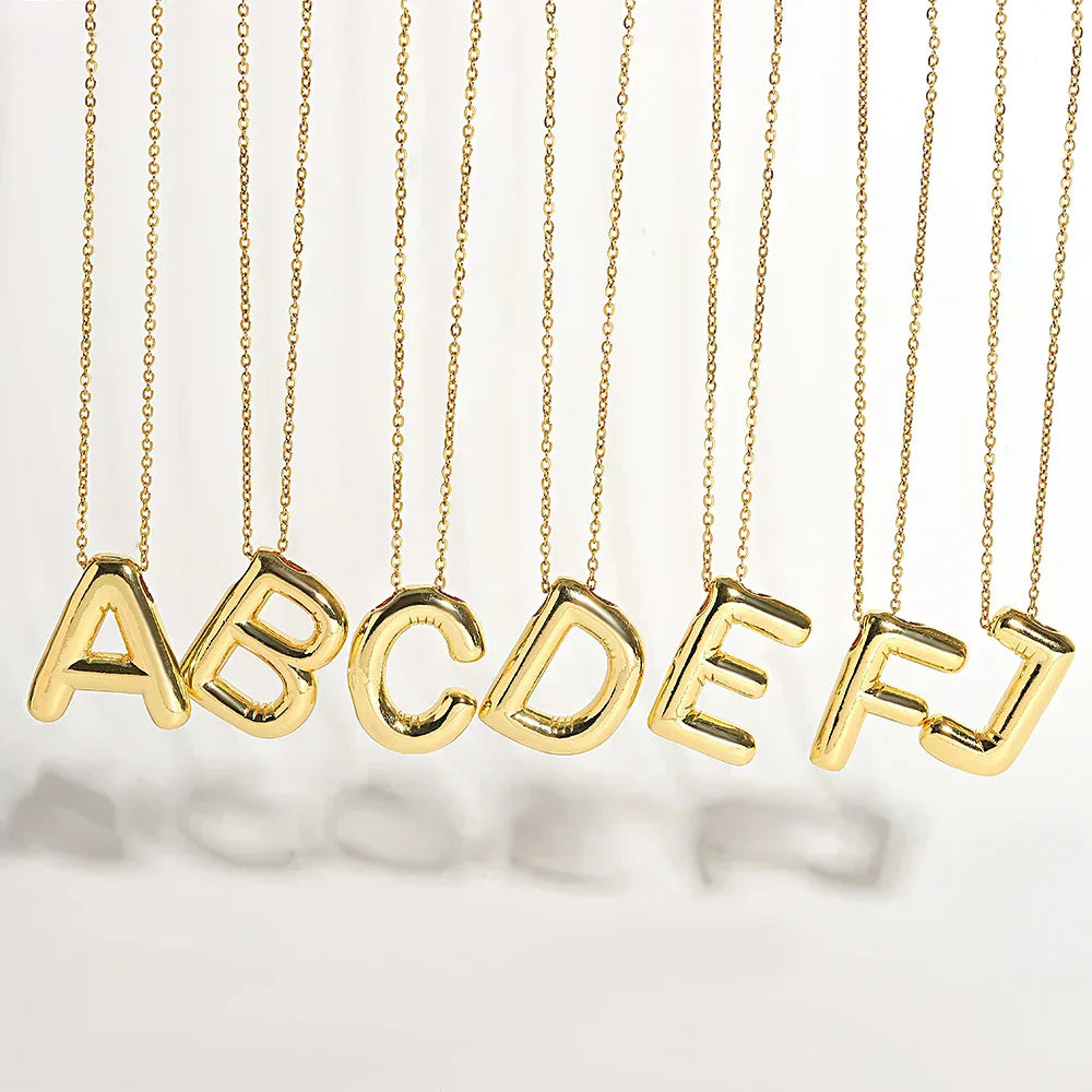 Irena – Collar dorado con charm de inicial
