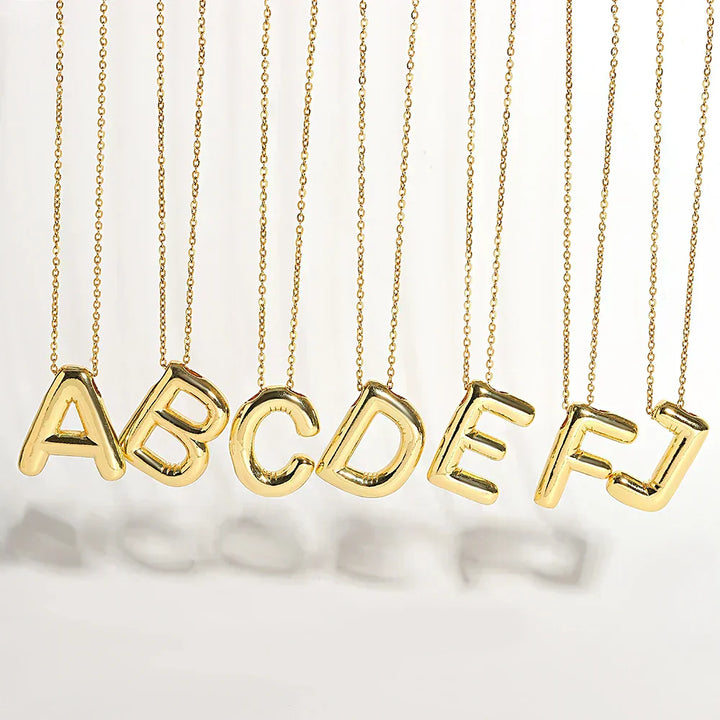 Irena – Collar dorado con charm de inicial