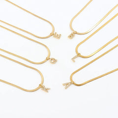 Collar dorado con colgante de letra inicial - Raúl & Sara Madrid