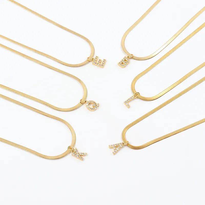 Collar dorado con colgante de letra inicial - Raúl & Sara Madrid