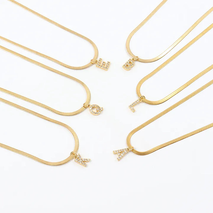 Eva – Collar dorado con colgante de letra inicial