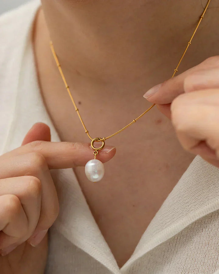 Pavlina – Collar dorado con colgante de perla elegante