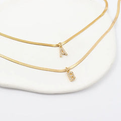 Collar dorado con colgante de letra inicial - Raúl & Sara Madrid