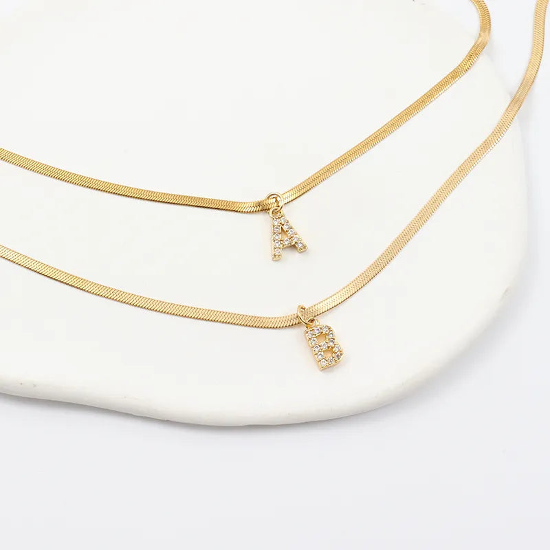 Eva – Collar dorado con colgante de letra inicial