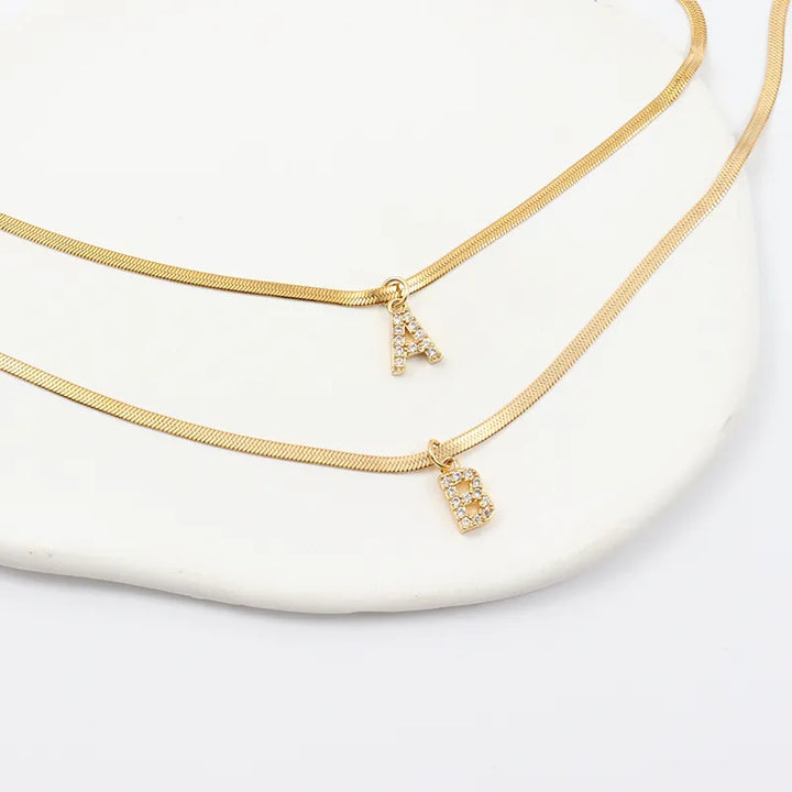 Eva – Collar dorado con colgante de letra inicial