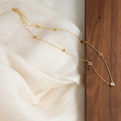 Collar dorado con detalles de color - Raúl & Sara Madrid