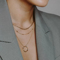 Collar dorado con colgante elegante y estructurado - Raúl & Sara Madrid