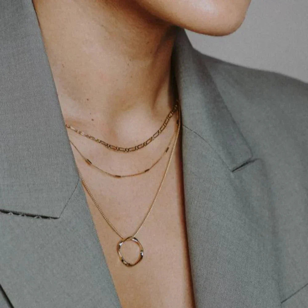 Collar dorado con colgante elegante y estructurado - Raúl & Sara Madrid