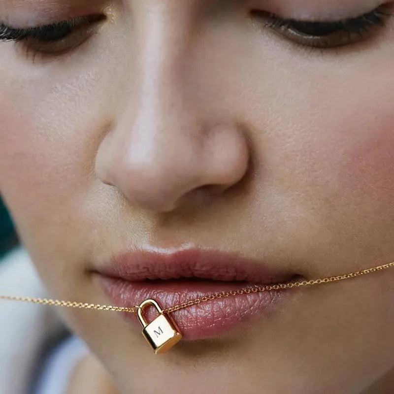 Stefanie - Collar dorado con tres colgantes miniatura