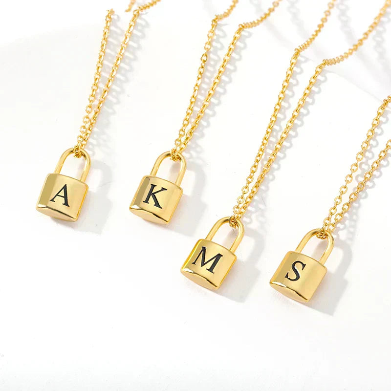 Stefanie - Collar dorado con tres colgantes miniatura