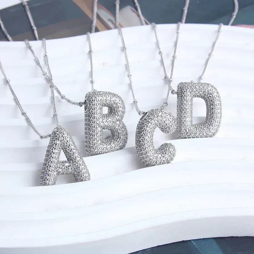 Collar con colgantes de letras