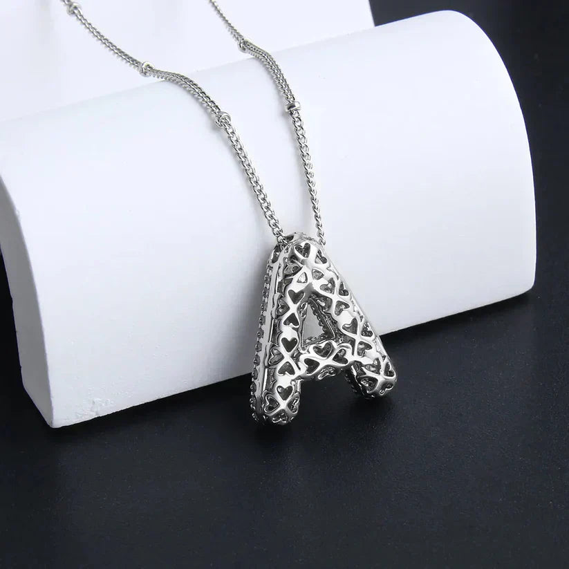 Collar con colgantes de letras