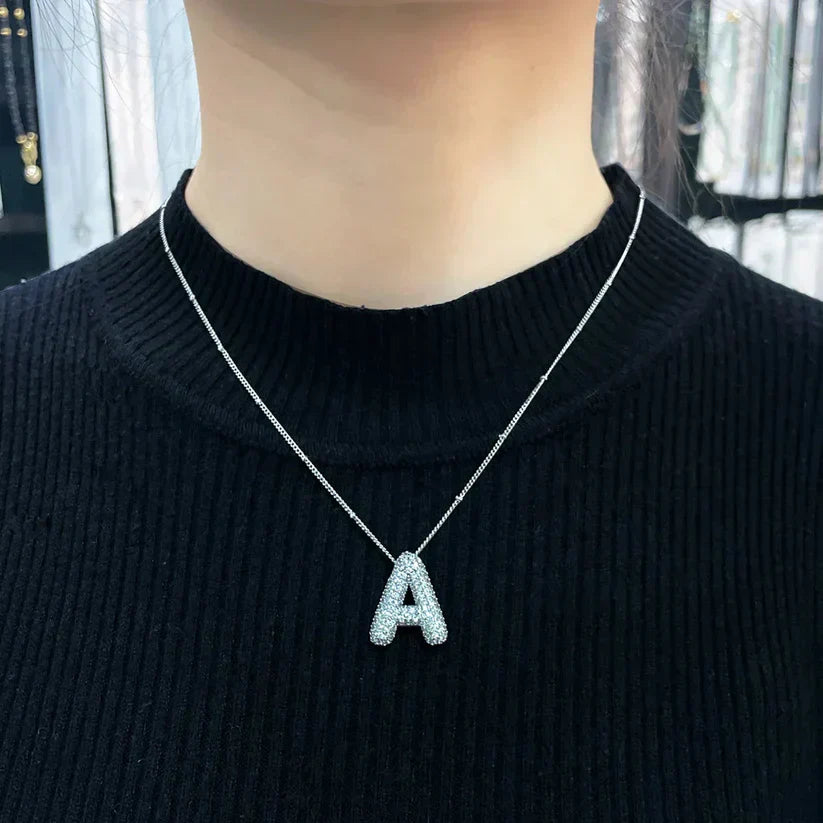 Collar con colgantes de letras