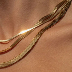 Collar dorado con diseño armonioso - Raúl & Sara Madrid