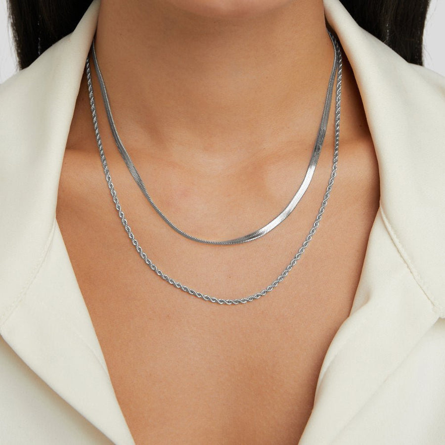 Collar dorado con colgante geométrico - Raúl & Sara Madrid