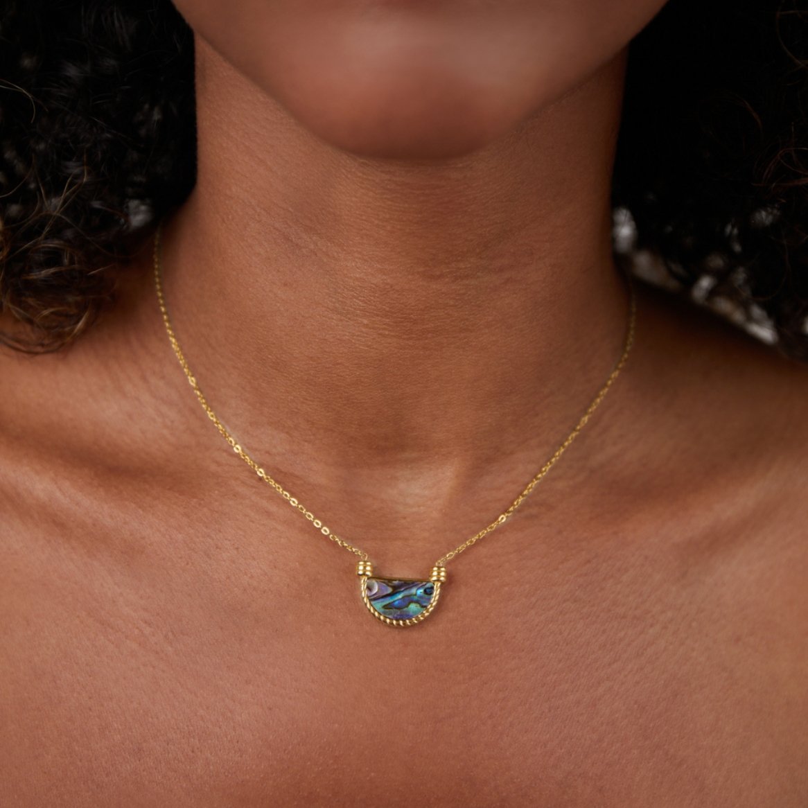 Collar dorado con colgante de cristal - Raúl & Sara Madrid