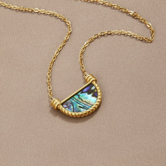 Collar dorado con colgante de cristal - Raúl & Sara Madrid