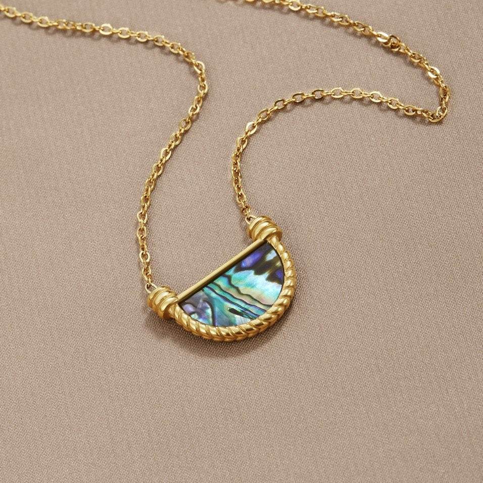 Collar dorado con colgante de cristal - Raúl & Sara Madrid