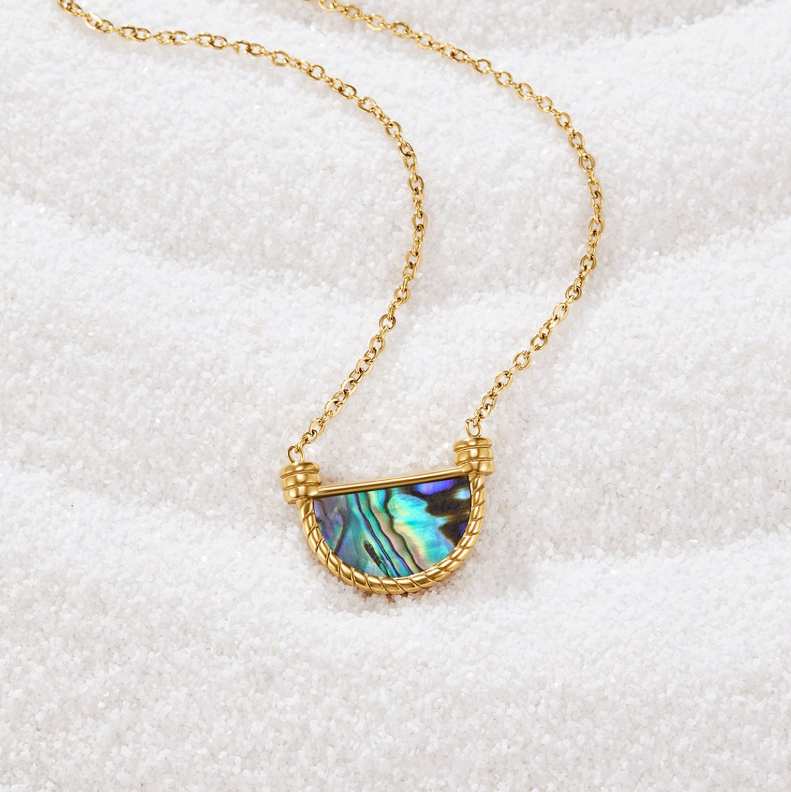 Collar dorado con colgante de cristal - Raúl & Sara Madrid
