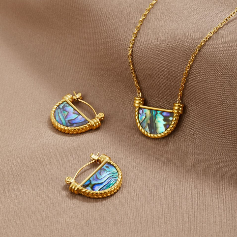 Collar dorado con colgante de cristal - Raúl & Sara Madrid