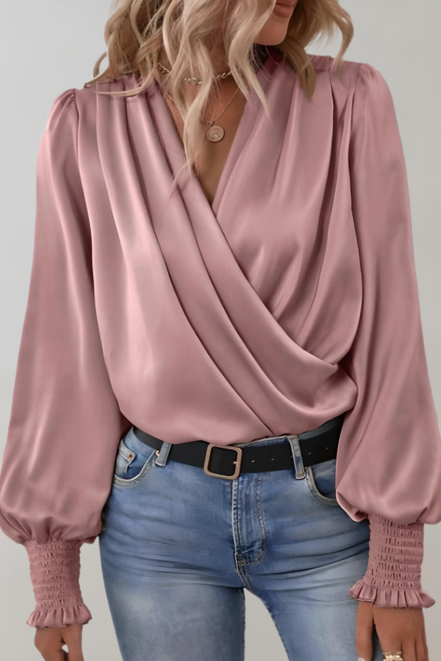 Quinn · Blusa elegante de manga larga con escote en V