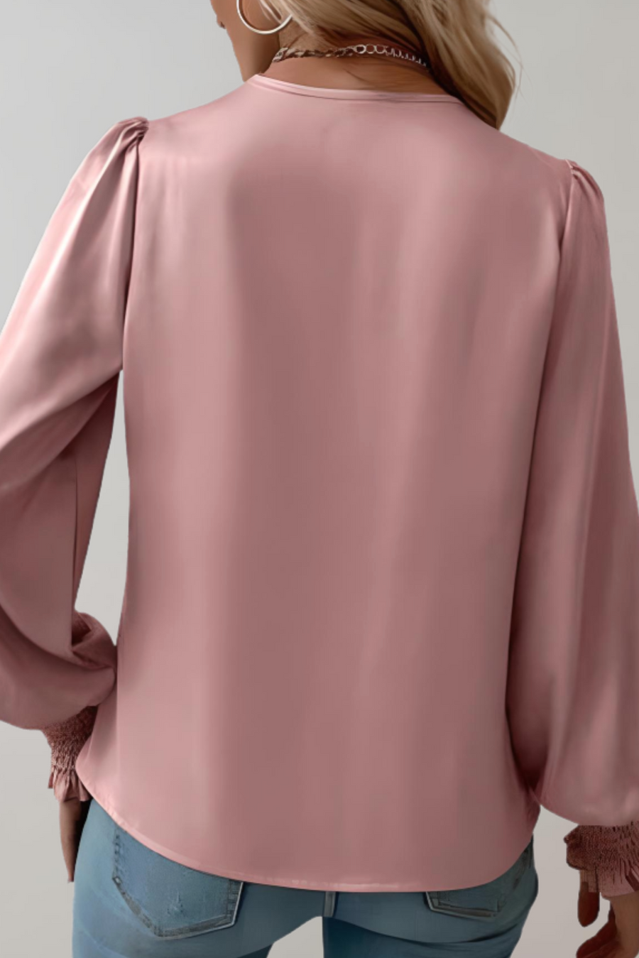 Quinn · Blusa elegante de manga larga con escote en V