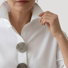 Camisa elegante de cuello alto