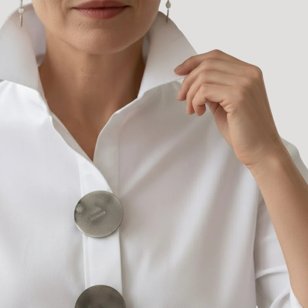 Camisa elegante de cuello alto