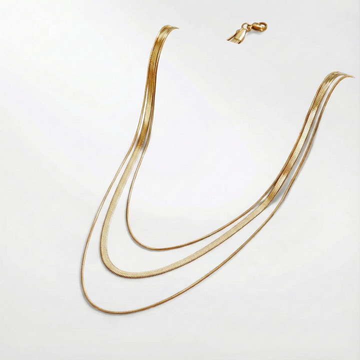 Antonie – Collar de oro de múltiples capas con diseño transparente.