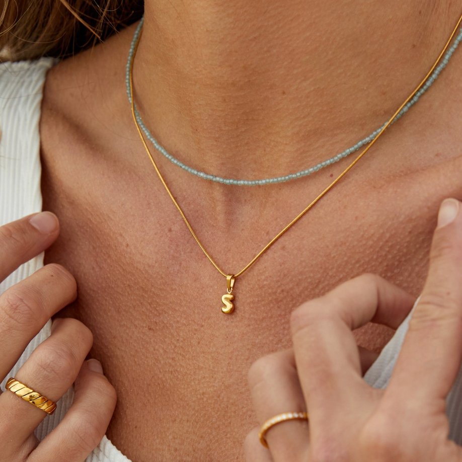 Collar dorado con elegante colgante geométrico - Raúl & Sara Madrid